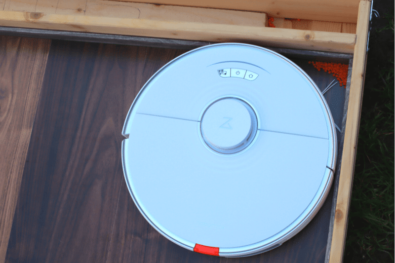 Roborock S7 reinigt in einer Ecke